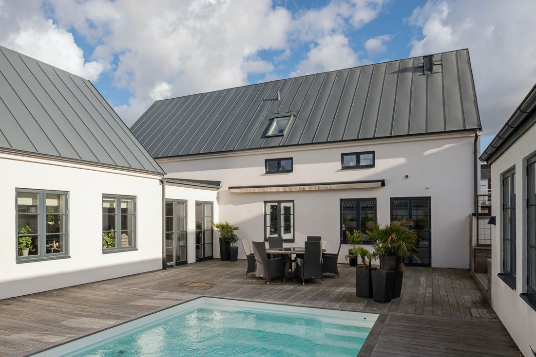 Svarta trä aluminium fönster med vit insida, på vit putsat hus