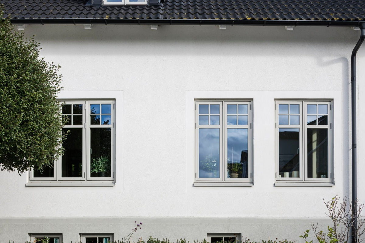 Fina trä aluminium fönster på putsat hus