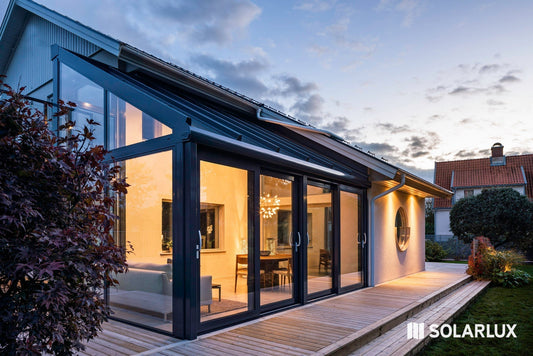 Fint uterum, inglasning av Solarlux. Svart aluminium uterum