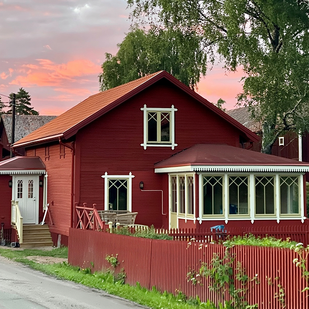 Rött hus med måttanpassade fönster och dörr